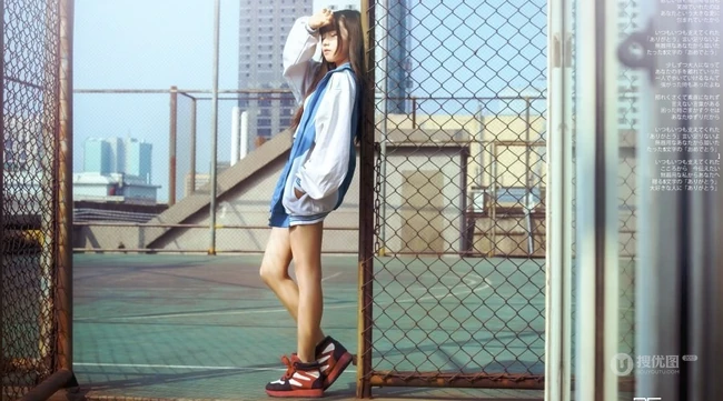 运动场里的清纯学生妹唯美随拍大图