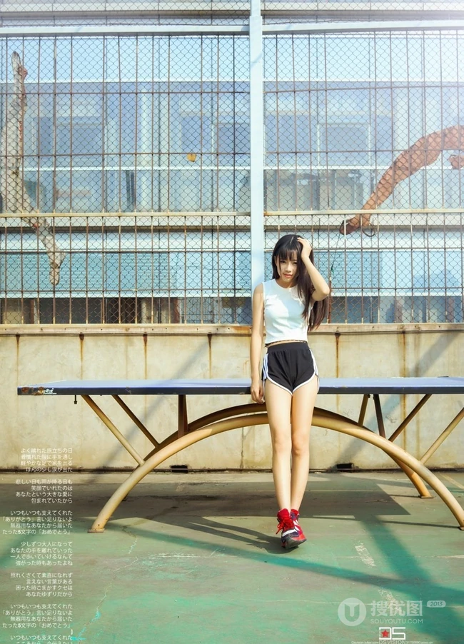 运动场里的清纯学生妹唯美随拍大图