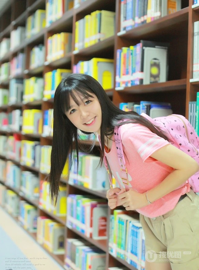 清纯可爱《虎牙妹》图书馆可爱唯美写真