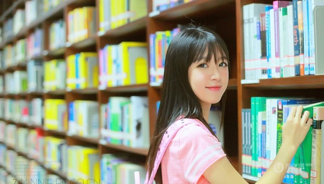 清纯可爱《虎牙妹》图书馆可爱唯美写真