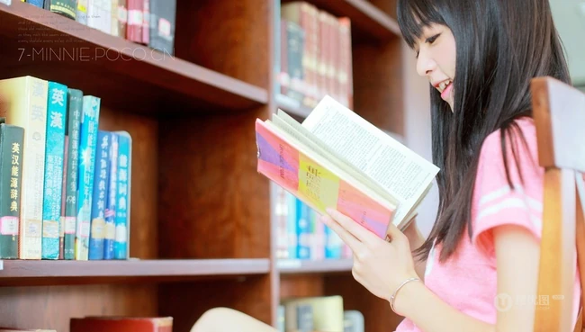 清纯可爱《虎牙妹》图书馆可爱唯美写真