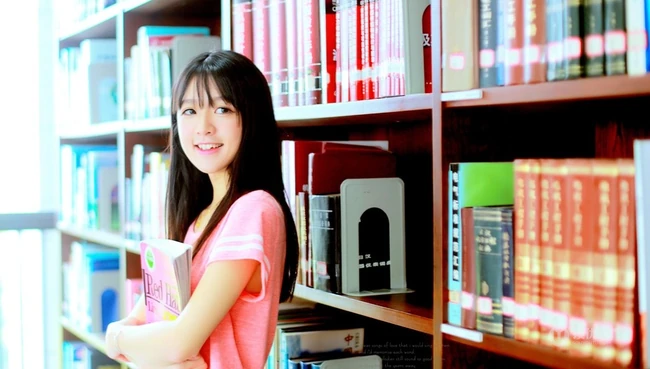 清纯可爱《虎牙妹》图书馆可爱唯美写真