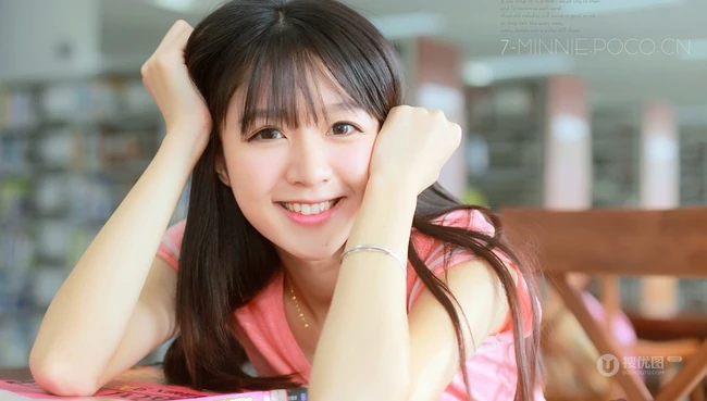 清纯可爱《虎牙妹》图书馆可爱唯美写真