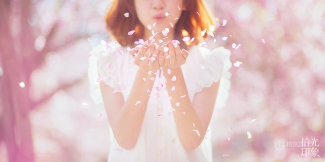 唯美花海中的女生美图-看那如期而至的花儿