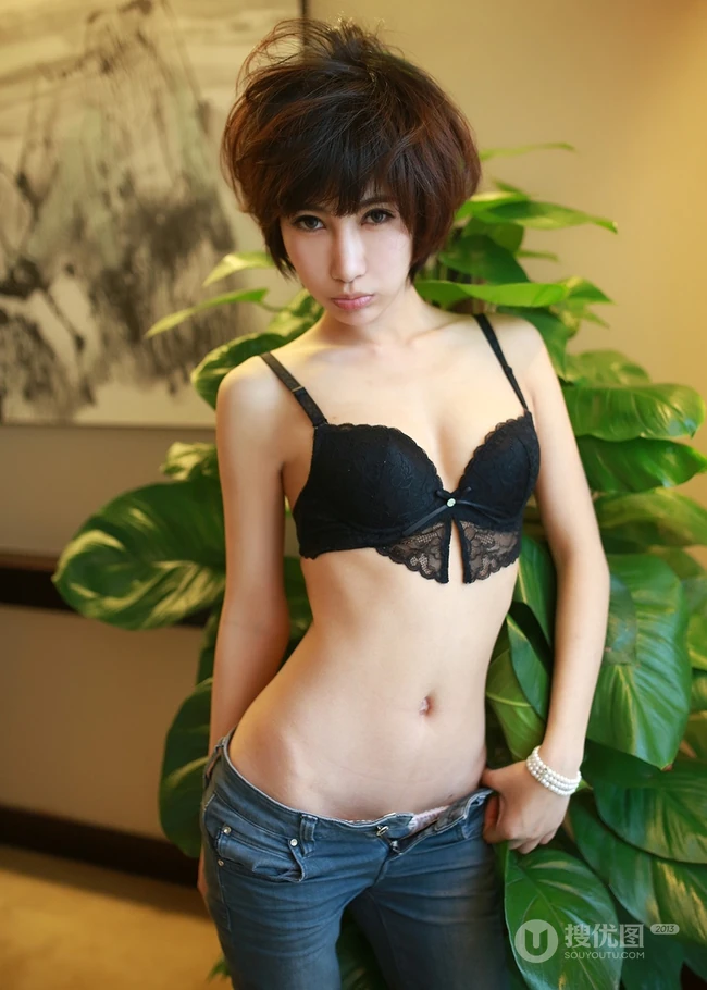 短发女生张梓瑗紧身牛仔裤高清家居写真