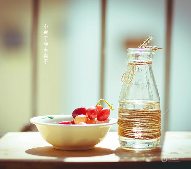 清新的小瓶子，快乐的木桌子