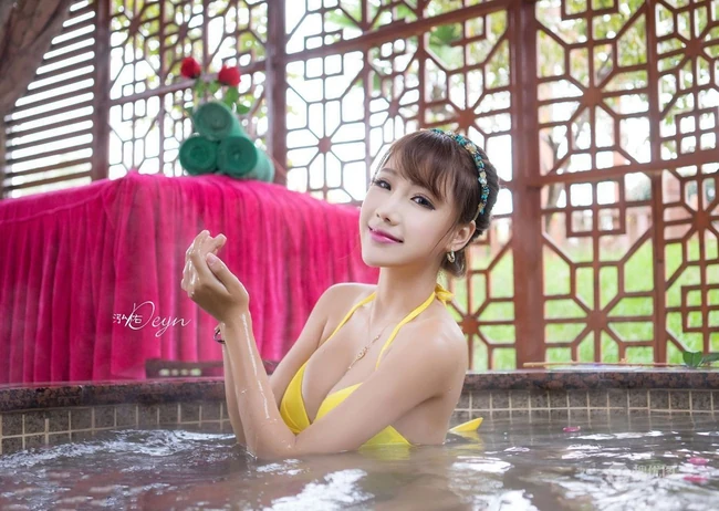 泳装女生朱若慕Akiki温泉山庄高清写真