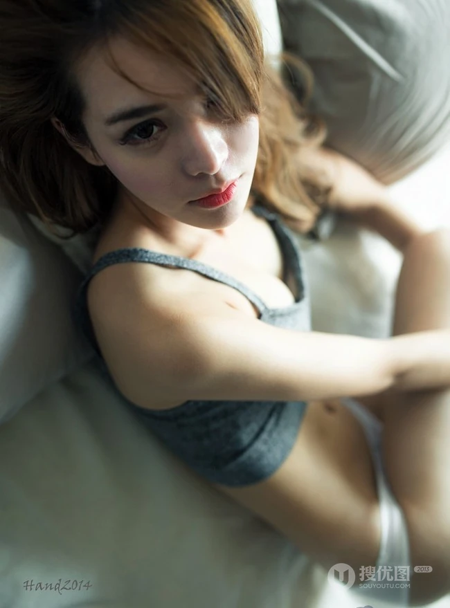 午后3点 短背心女生嫩模午后气质室内写真
