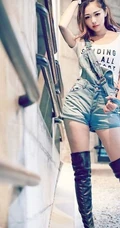 牛仔短裤长靴气质女孩 唯美建筑背景街拍写真