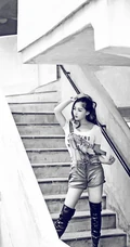 牛仔短裤长靴气质女孩 唯美建筑背景街拍写真