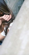 牛仔短裤长靴气质女孩 唯美建筑背景街拍写真