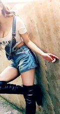 牛仔短裤长靴气质女孩 唯美建筑背景街拍写真