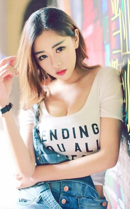 牛仔短裤长靴气质女孩 唯美建筑背景街拍写真