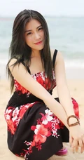 线条女生许诺Sabrina家居服室内、连衣裙街拍写真图集