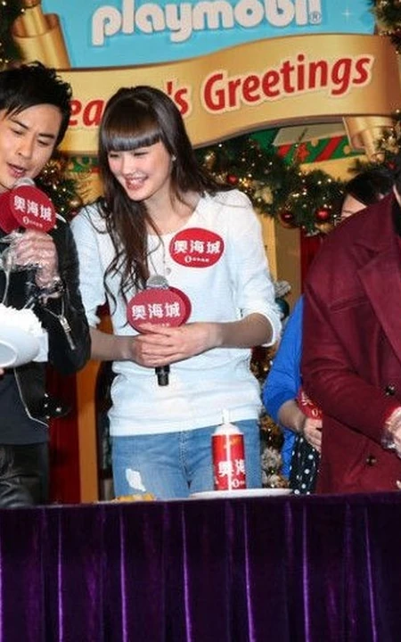 郑嘉颖携手哈萨克女生出席活动，两人互动默契十足