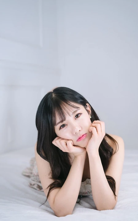 韩国清秀女孩允瑞热裤加清新室内写真