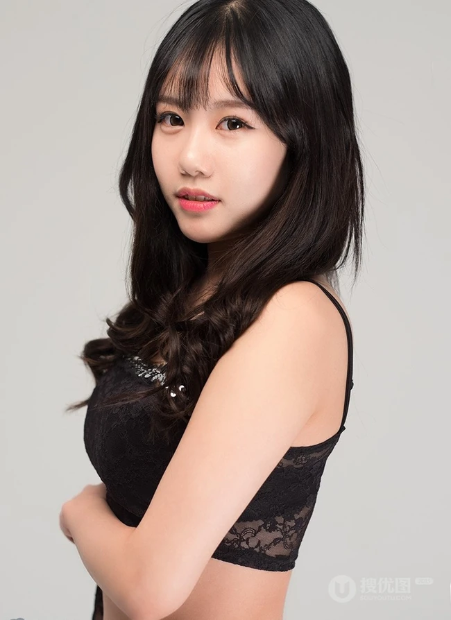 韩国清秀女孩允瑞热裤加清新室内写真