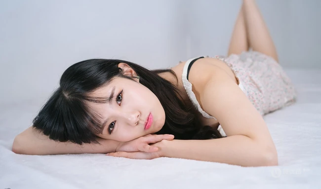 韩国清秀女孩允瑞热裤加清新室内写真