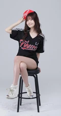 线条感模特崔瑟琪牛仔紧身短裤全身大图写真
