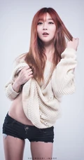 线条感模特崔瑟琪牛仔紧身短裤全身大图写真