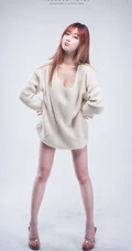 线条感模特崔瑟琪牛仔紧身短裤全身大图写真