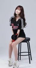 线条感模特崔瑟琪牛仔紧身短裤全身大图写真