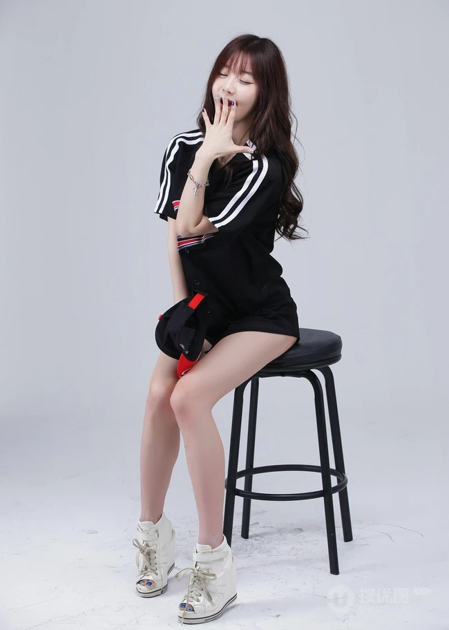 线条感模特崔瑟琪牛仔紧身短裤全身大图写真