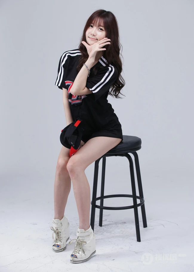 线条感模特崔瑟琪牛仔紧身短裤全身大图写真