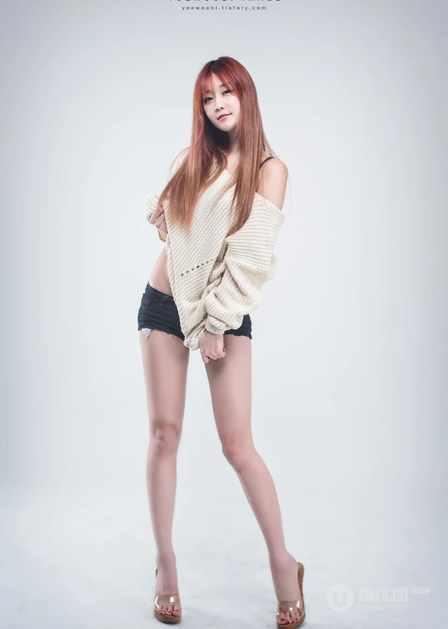 线条感模特崔瑟琪牛仔紧身短裤全身大图写真