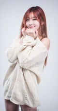 线条感模特崔瑟琪牛仔紧身短裤全身大图写真