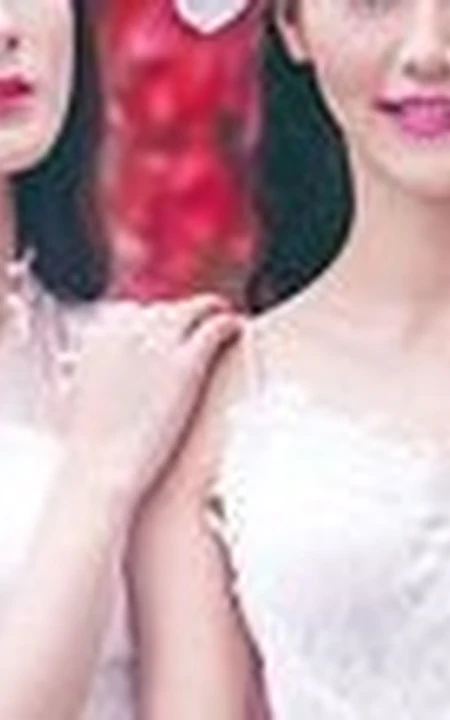 《CeCi姐妹》新刊-迪丽热巴携黄梦莹拍唯美公主风写真