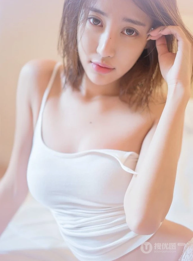 温暖惬意的室内 线条模特张露气质室内写真