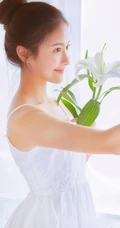 娇艳盛开的玫瑰 亚洲花季女生高清室内写真美图