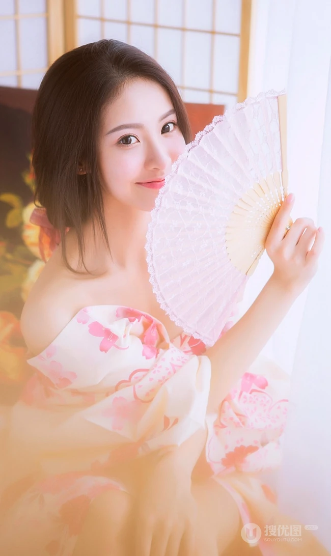 娇艳盛开的玫瑰 亚洲花季女生高清室内写真美图