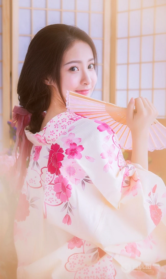 娇艳盛开的玫瑰 亚洲花季女生高清室内写真美图