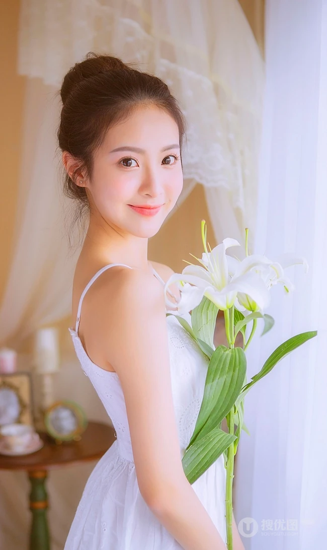 娇艳盛开的玫瑰 亚洲花季女生高清室内写真美图