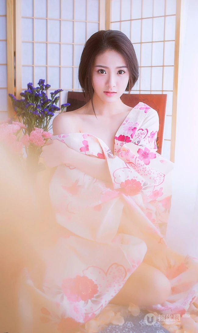 娇艳盛开的玫瑰 亚洲花季女生高清室内写真美图