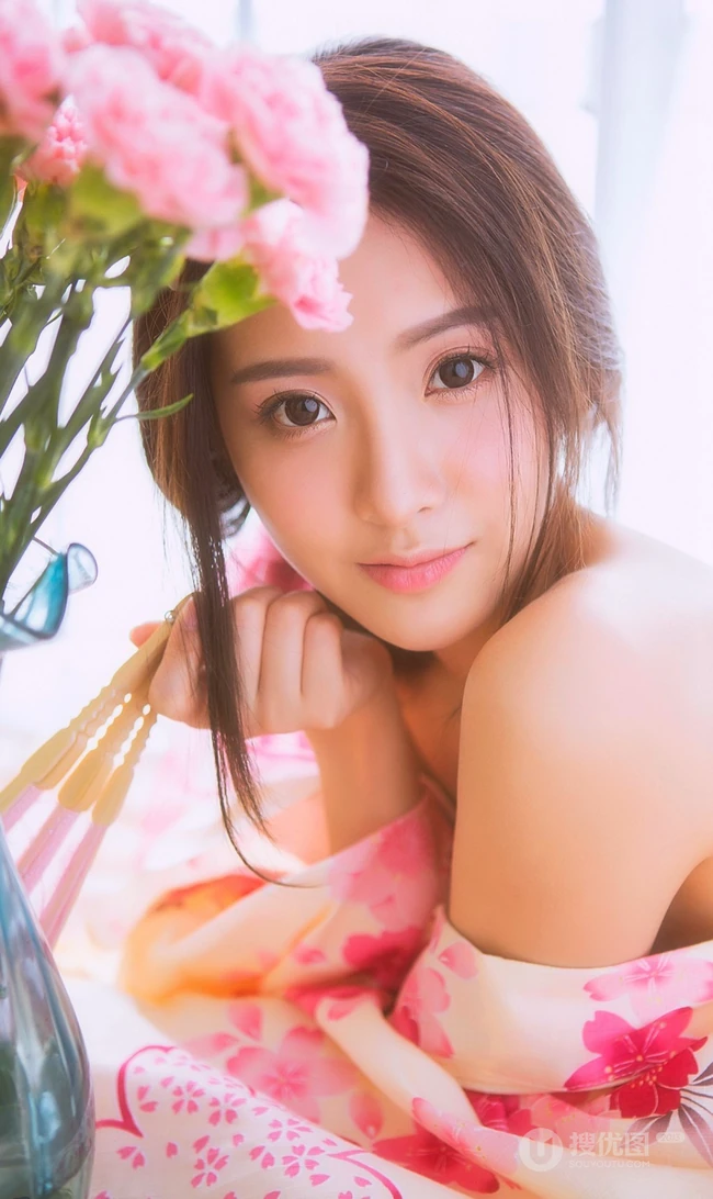 娇艳盛开的玫瑰 亚洲花季女生高清室内写真美图