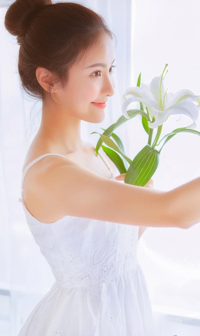 娇艳盛开的玫瑰 亚洲花季女生高清室内写真美图