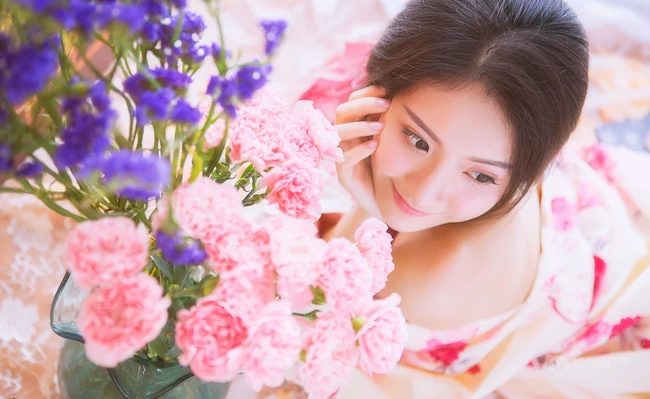 娇艳盛开的玫瑰 亚洲花季女生高清室内写真美图