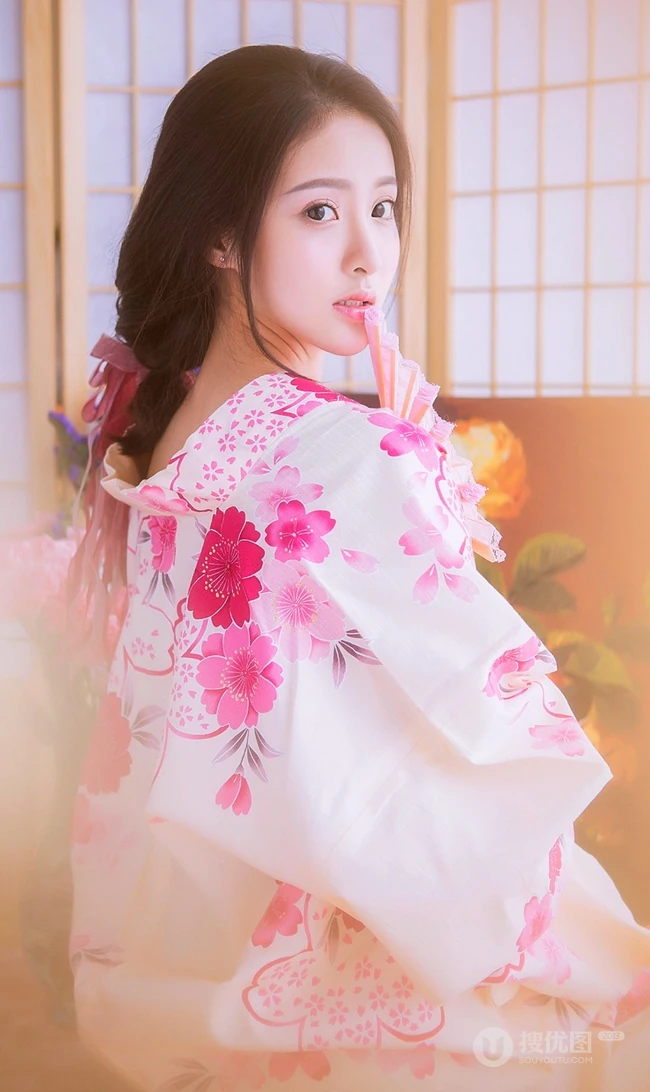 娇艳盛开的玫瑰 亚洲花季女生高清室内写真美图