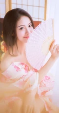 娇艳盛开的玫瑰 亚洲花季女生高清室内写真美图