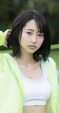 甜少女武田玲奈户外草坪写真 紧身背心短裤身材骨感