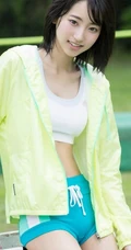 甜少女武田玲奈户外草坪写真 紧身背心短裤身材骨感