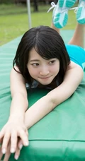 甜少女武田玲奈户外草坪写真 紧身背心短裤身材骨感