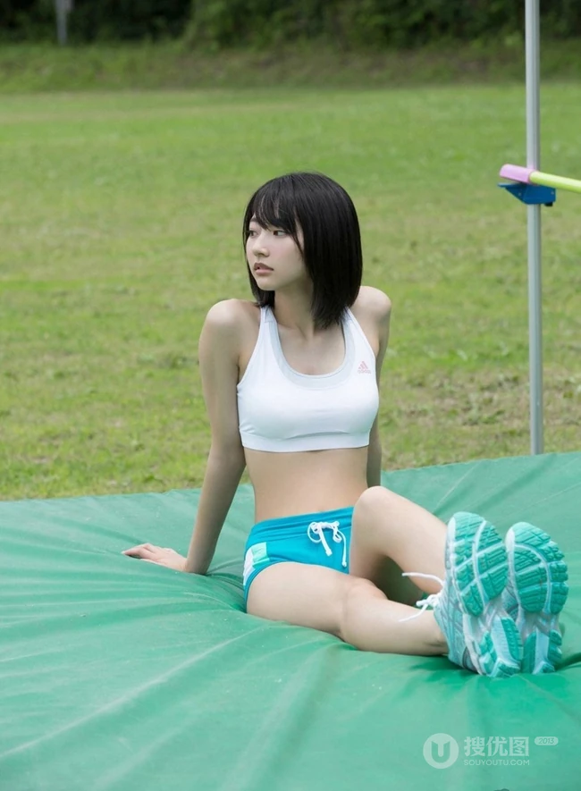 甜少女武田玲奈户外草坪写真 紧身背心短裤身材骨感