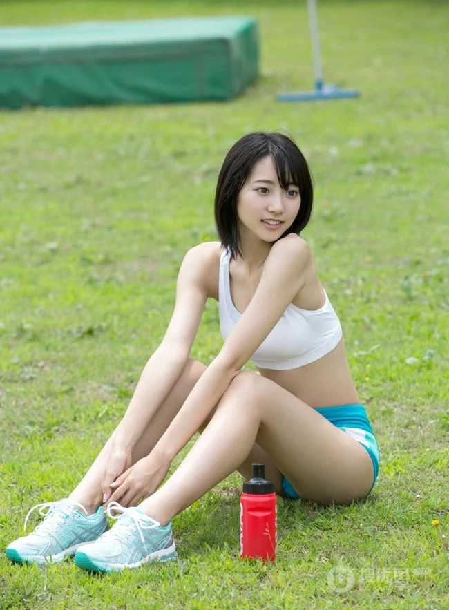甜少女武田玲奈户外草坪写真 紧身背心短裤身材骨感