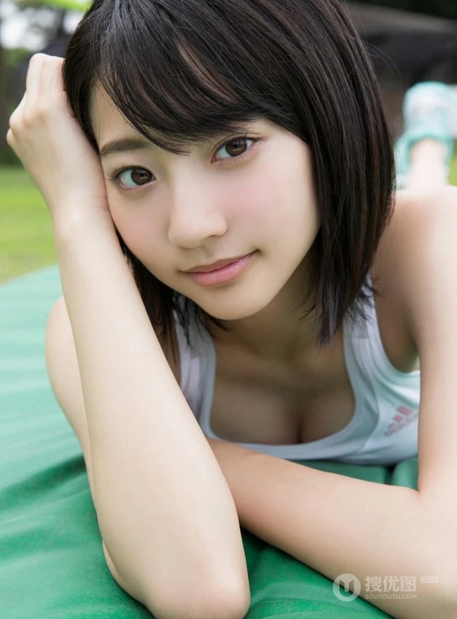 甜少女武田玲奈户外草坪写真 紧身背心短裤身材骨感