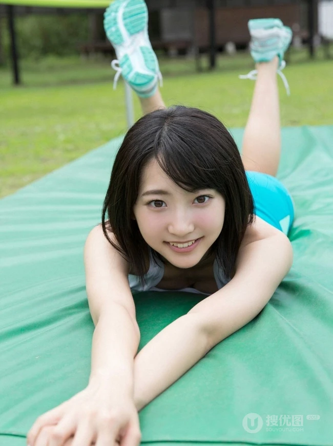 甜少女武田玲奈户外草坪写真 紧身背心短裤身材骨感