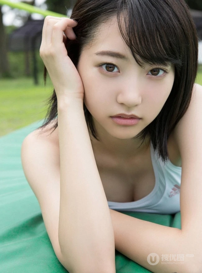 甜少女武田玲奈户外草坪写真 紧身背心短裤身材骨感